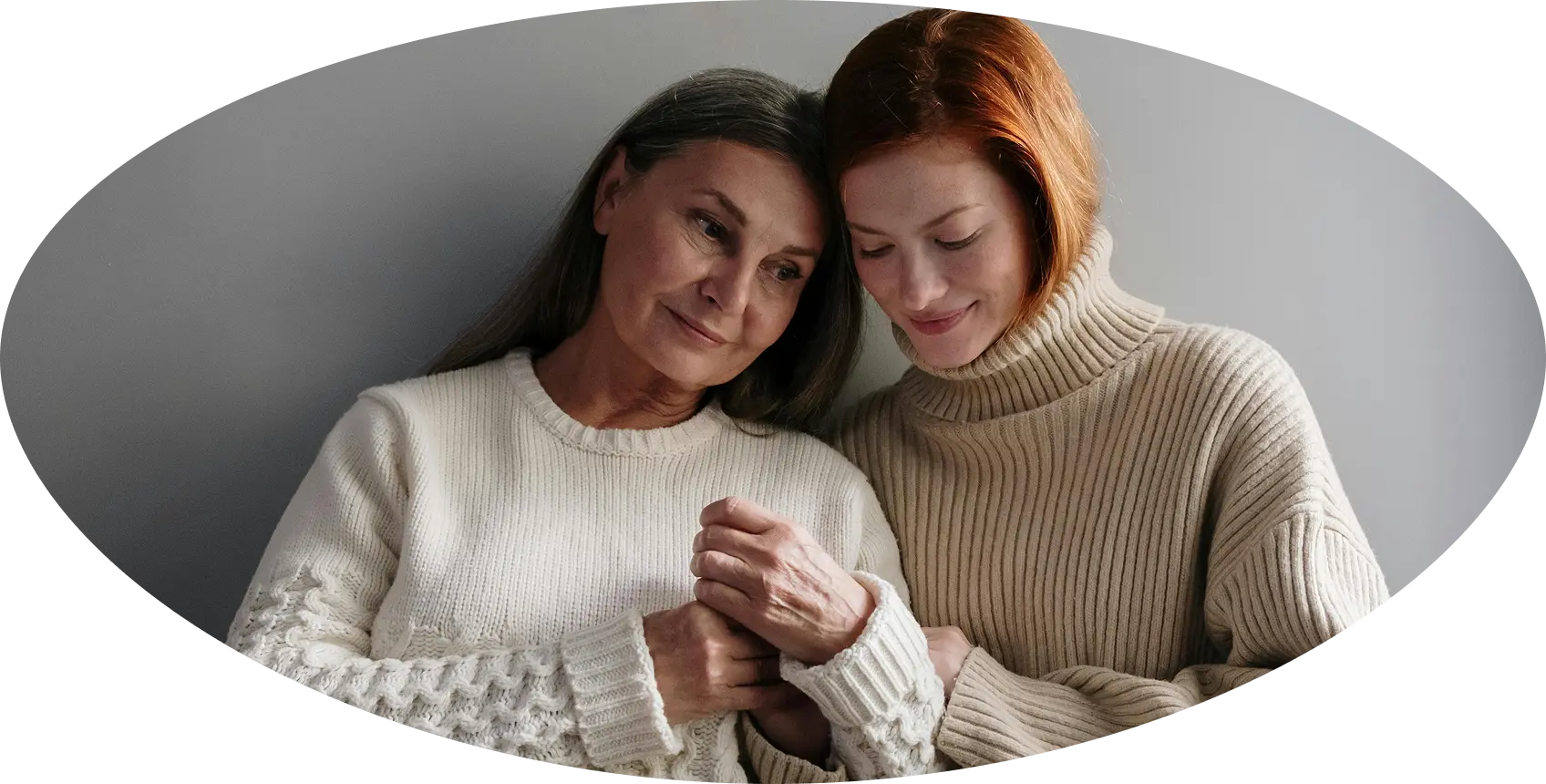 Deux femmes proches se tenant les mains